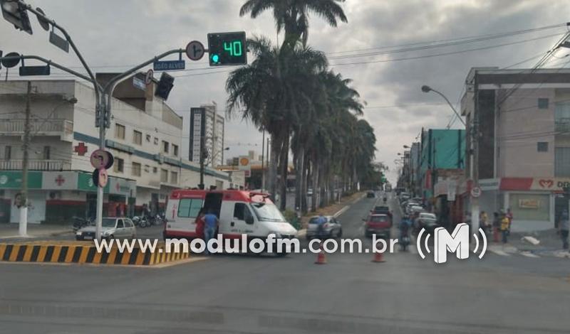 Colisão entre carro e moto deixa mulher grávida de...