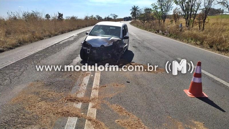 Colisão frontal entre dois carros deixa feridos na BR-365 em Patrocínio