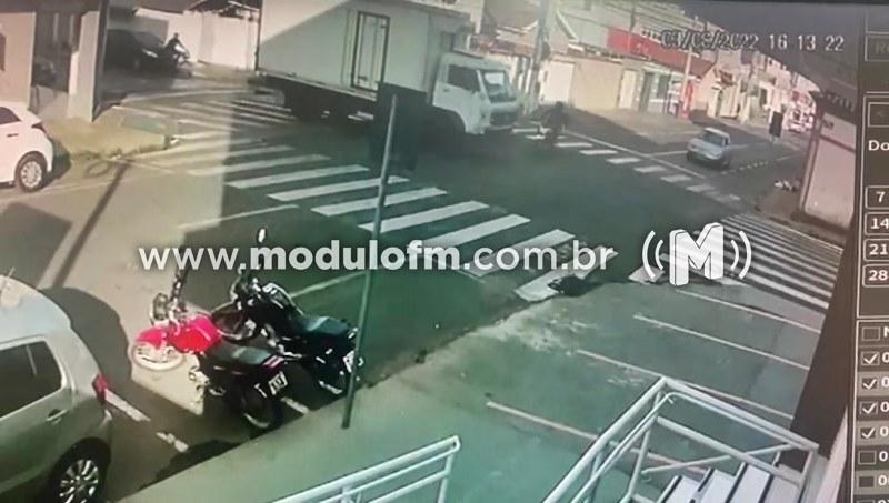 Comerciantes e moradores reivindicam semáforo no cruzamento das ruas Martins Mundim e Presidente Vargas após novo acidente