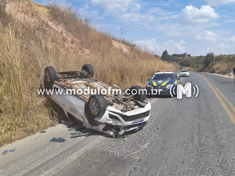 Condutor tenta desviar de buraco e romeiros e acaba capotando veículo na BR-365