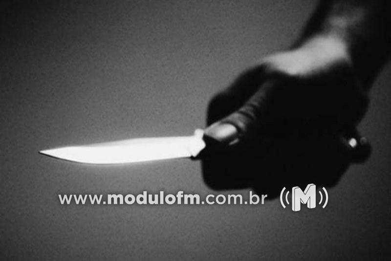 De cueca e armado com canivete, homem persegue e ataca jovem em Patrocínio