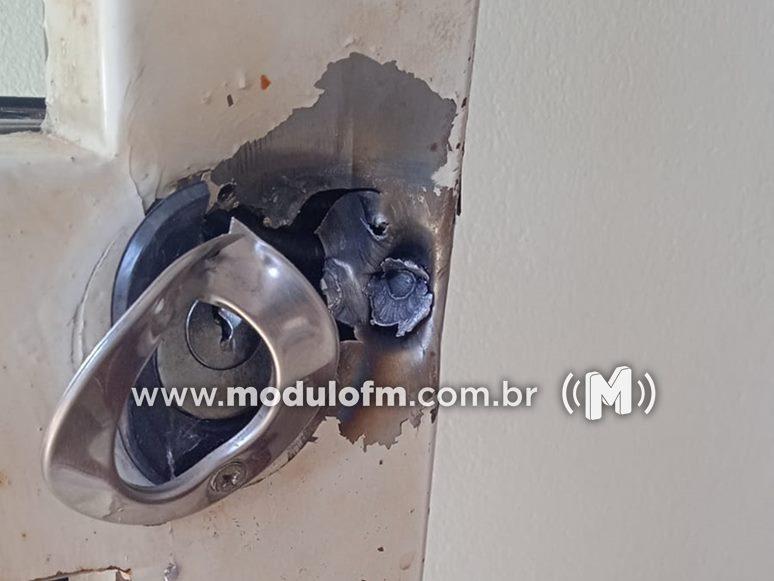 Imagem 2 do post Ex-policial penal é preso suspeito de atentado com incêndio e ameaçar advogada em Monte Carmelo