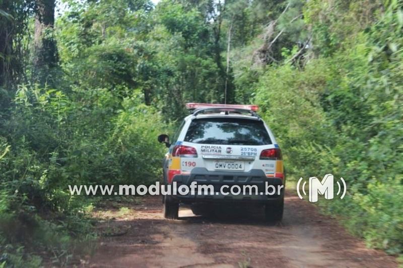 Gol furtado é encontrado abandonado em área de mata em Patrocínio