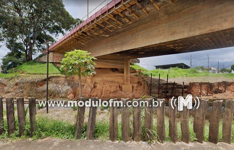Homem fica ferido ao cair de bicicleta em vala no viaduto da avenida Rui Barbosa