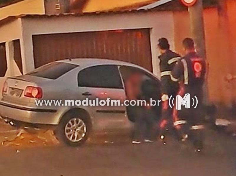 Homem fica ferido após bater veículo em um poste de iluminação pública