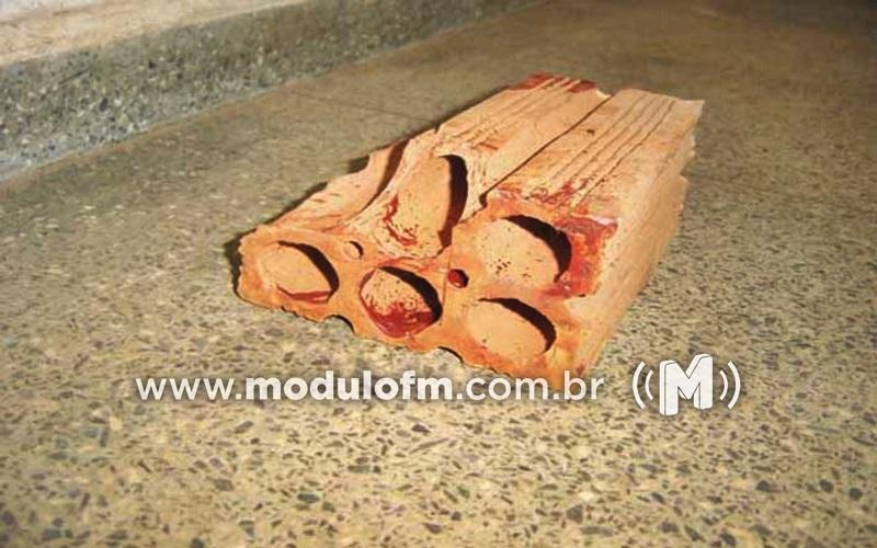 Homem tenta separar briga de casal e leva tijolada na cabeça