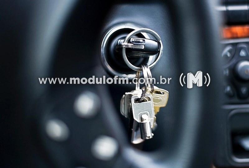 Idoso deixa chave na ignição e tem carro furtado em Patrocínio