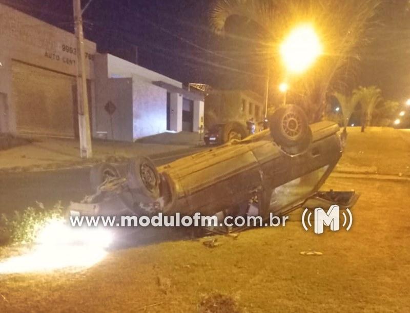 Jovem inabilitado e embriagado tomba carro e acaba preso em Patrocínio