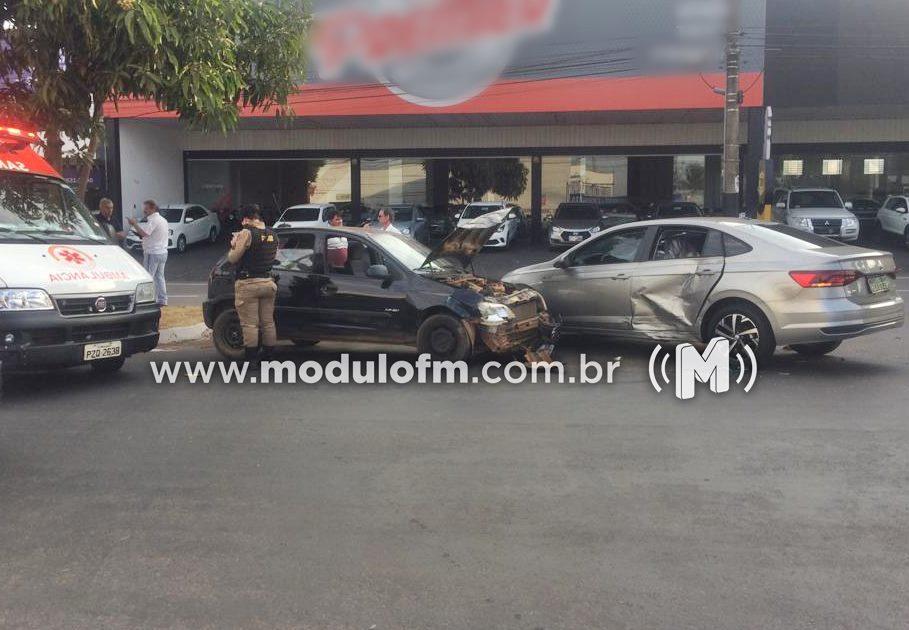 Motorista sofre lesão na cabeça após colisão entre veículos em Patrocínio