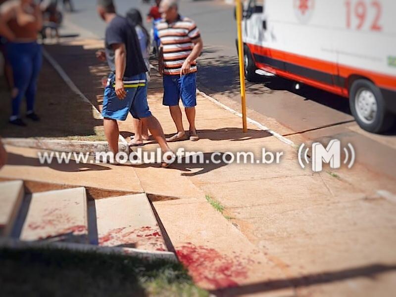 Mulher é esfaqueada na porta de escola em Monte Carmelo