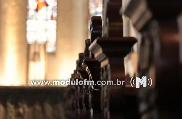Mulher se esconde em igreja para fugir de agressões...