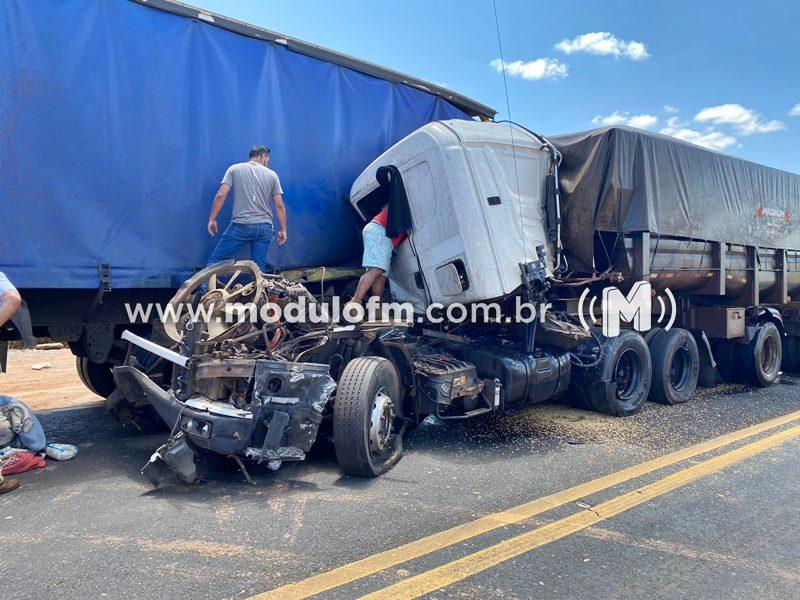 Caminhoneiro sai ileso após bater na traseira de carreta...