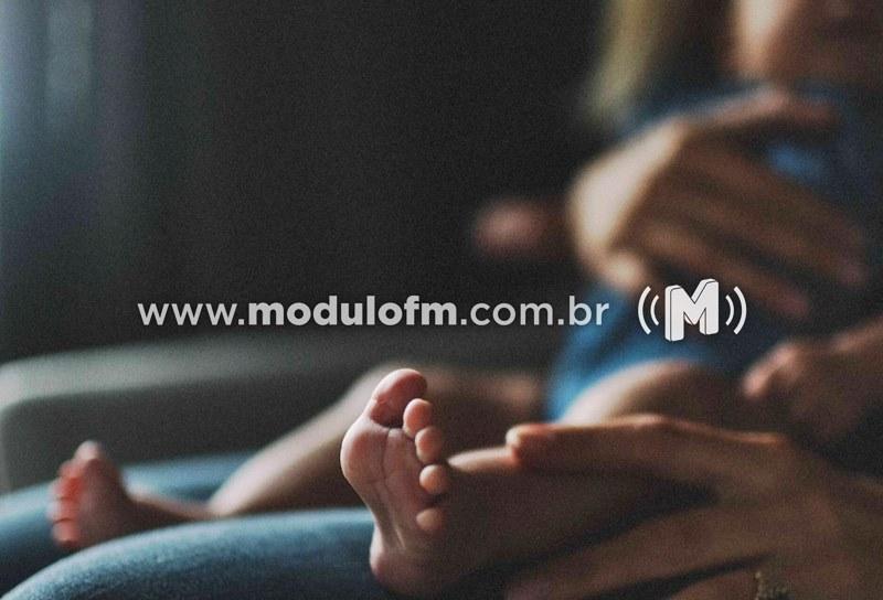 Homem é preso após agredir mulher com bebê no colo em Guimarânia