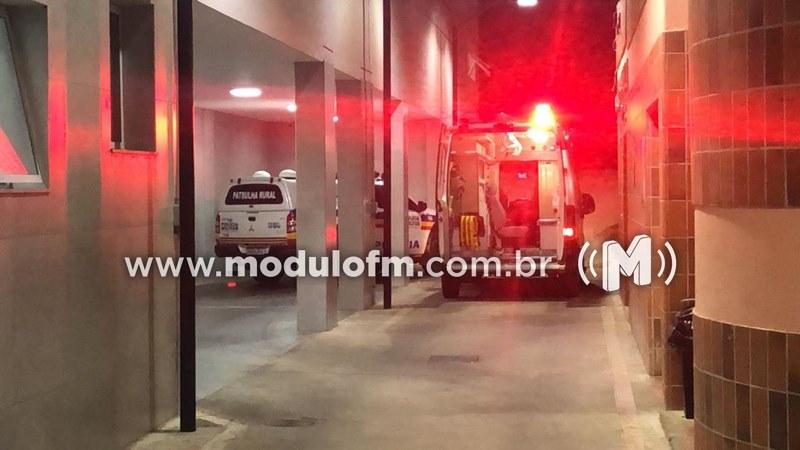 Motociclista de 19 anos fica ferido após colisão com veículo em Patrocínio