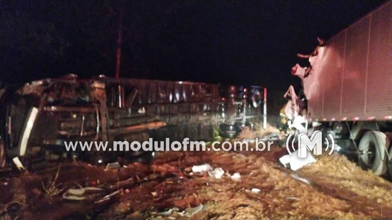 Imagem 2 do post Motorista morre em acidente entre dois caminhões na MG-230 em Patrocínio