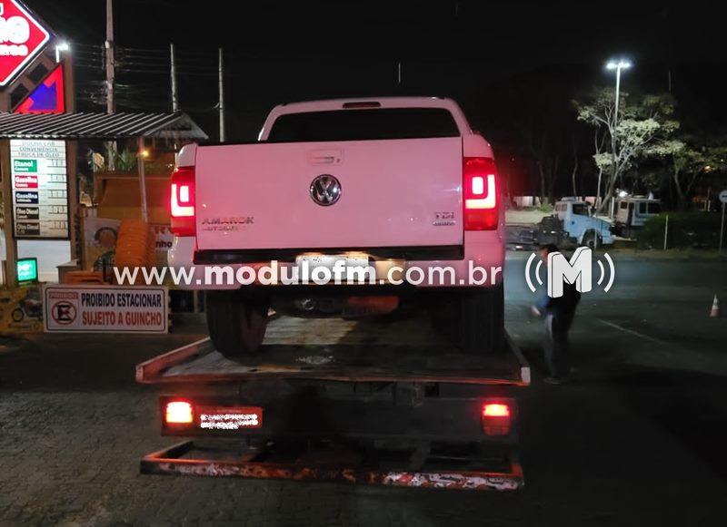 Motorista supostamente embriagado é flagrado praticando direção perigosa em Patrocínio