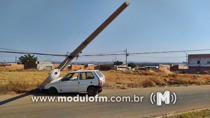 Mulher inabilitada perde o controle da direção e bate...