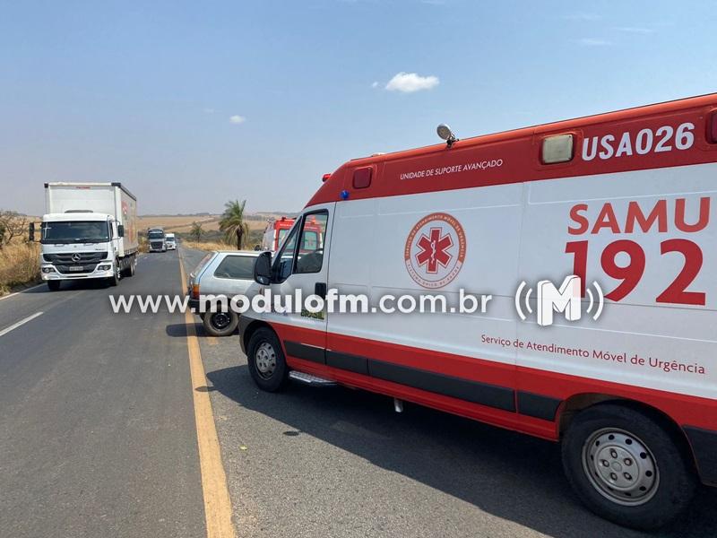 Imagem 2 do post Pneu de veículo estoura, motorista perde o controle e bate em carro na BR-365
