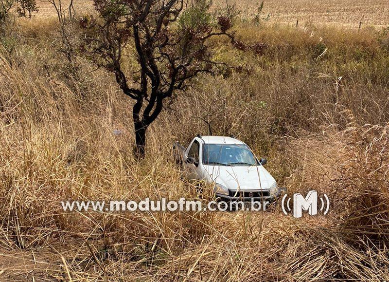 Imagem 1 do post Pneu de veículo estoura, motorista perde o controle e bate em carro na BR-365