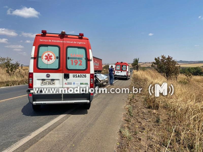 Pneu de veículo estoura, motorista perde o controle e bate em carro na BR-365