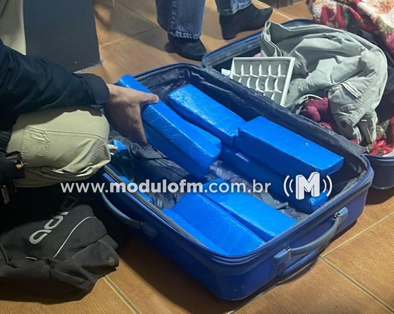 Imagem 1 do post PRF prende homem que transportava arma de fogo e 25 kg de maconha em ônibus na BR-365