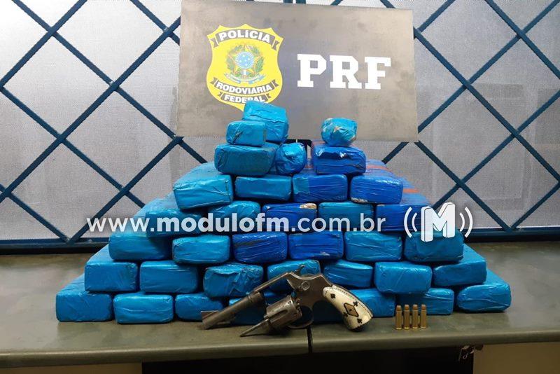 PRF prende homem que transportava arma de fogo e 25 kg de maconha em ônibus na BR-365