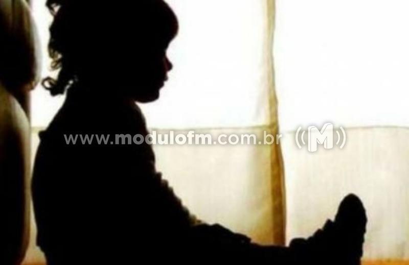 Quatro crianças abandonadas em uma casa são resgatadas em Monte Carmelo