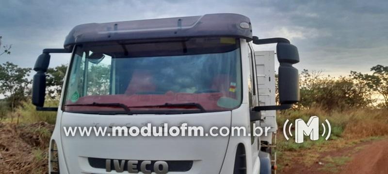 Caminhão levado de fazenda com café furtado é localizado abandonado sem a carga em estrada vicinal próximo ao pontilhão do Kitute em Patrocínio