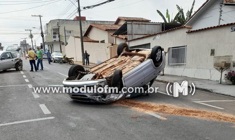 Imagem 1 do post Veja o vídeo: Motorista passa mal, bate em carros estacionados e capota em Patrocínio