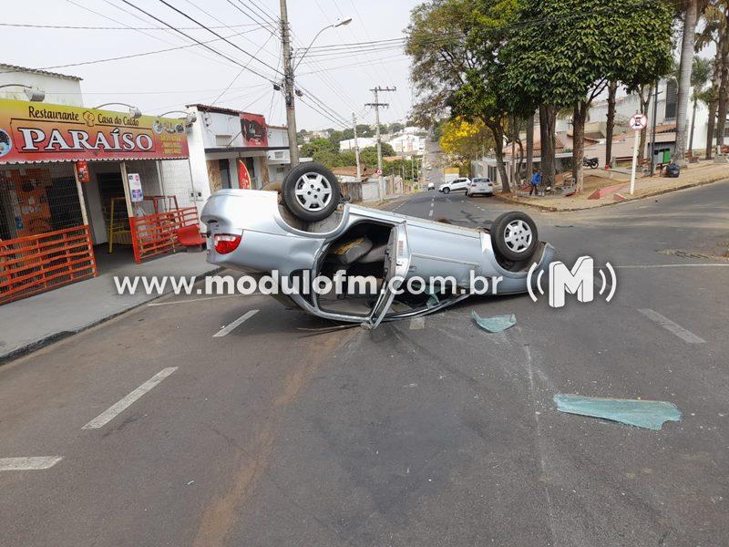 Veja o vídeo: Motorista passa mal, bate em carros estacionados e capota em Patrocínio