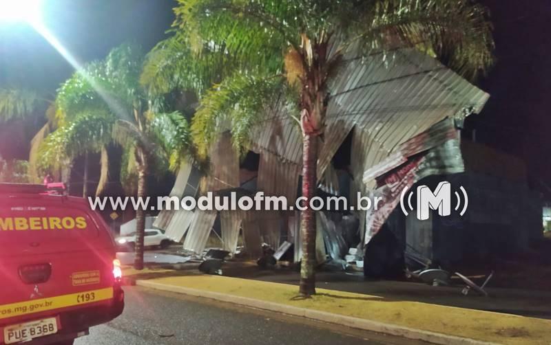Imagem 1 do post Ventania arranca telhado de loja que fica pendurado sobre fiação elétrica em Perdizes