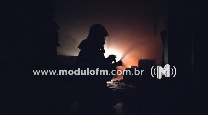 Após acidente de trânsito, motociclista ameaça homem de morte e coloca fogo em residência