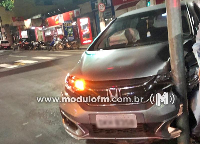 Casal de idosos sai ileso após bater veículo em poste no Centro de Patrocínio