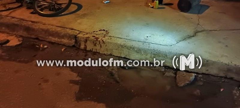 Imagem 1 do post Homem é assassinado a tiros enquanto bebia cerveja na calçada de residência em Guimarânia