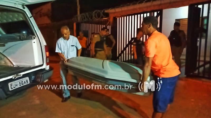 Homem mata namorada após ficar com ciúmes dela durante sexo a três em Patos de Minas