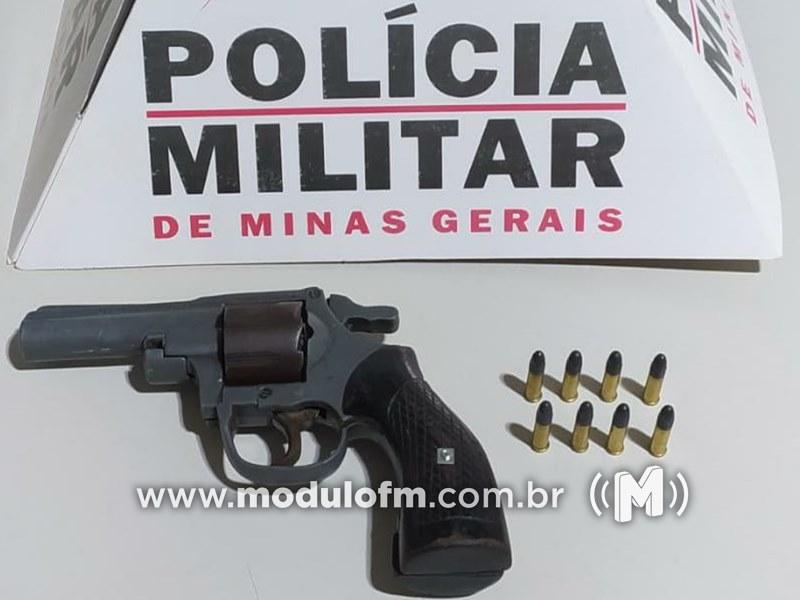 Jovem chuta porta, ameaça tia de morte e é preso com arma de fogo em Abadia dos Dourados