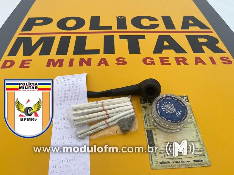 Motorista é flagrado com drogas no bolso e preso ao dirigir embriagado na MGC-462