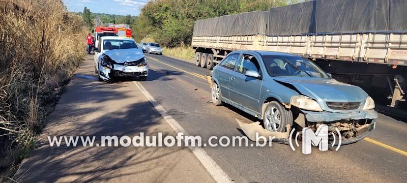 Motorista freia bruscamente e provoca acidente envolvendo quatro veículos na BR-365