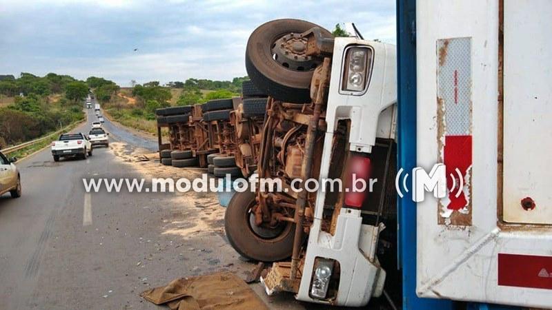 Imagem 1 do post Motorista morre em colisão frontal entre caminhão e carreta na BR-365
