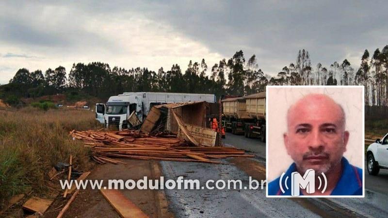 Motorista morre em colisão frontal entre caminhão e carreta na BR-365