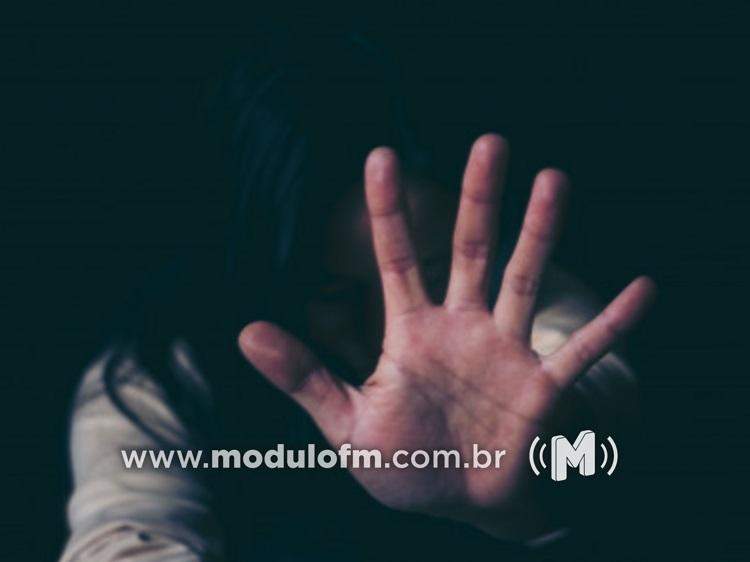 Mulher é agredida com pauladas e capacetadas após discussão...