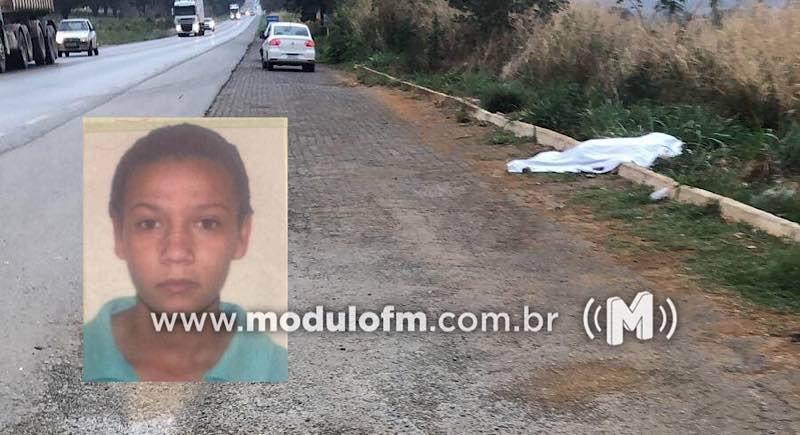 Mulher morre atropelada por veículo ao atravessar rodovia para pegar carona