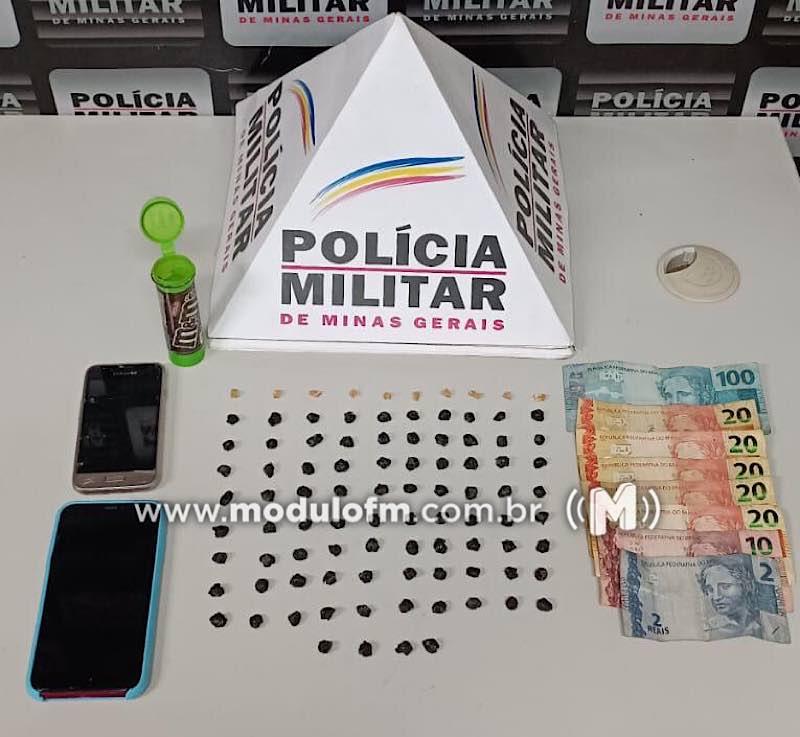 Polícia Militar realiza operação e apreende quase 100 pedras crack com homem no bairro Serra Negra