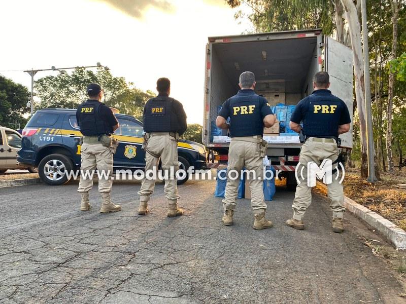 PRF apreende 50 mil maços de cigarros contrabandeados dentro de caminhão na BR-365