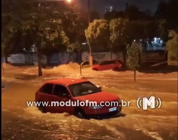 A caótica situação da avenida Dom José André Coimbra volta a preocupar moradores após intenso temporal em Patrocínio.