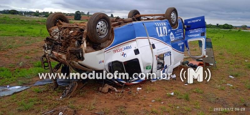 Imagem 3 do post Ambulância com paciente oncológico capota e deixa duas pessoas feridas na BR-146 em Cruzeiro da Fortaleza