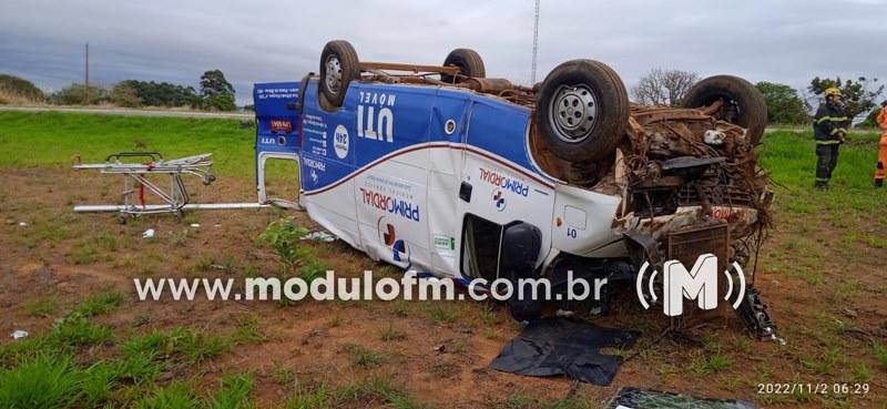 Imagem 2 do post Ambulância com paciente oncológico capota e deixa duas pessoas feridas na BR-146 em Cruzeiro da Fortaleza