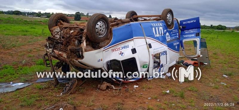 Imagem 4 do post Ambulância com paciente oncológico capota e deixa duas pessoas feridas na BR-146 em Cruzeiro da Fortaleza