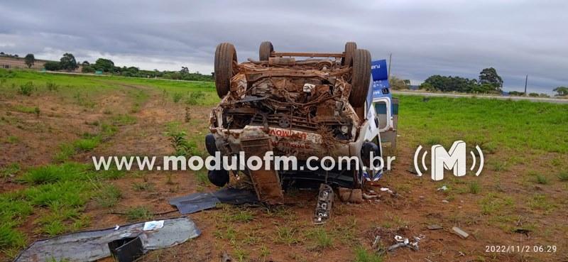 Imagem 5 do post Ambulância com paciente oncológico capota e deixa duas pessoas feridas na BR-146 em Cruzeiro da Fortaleza