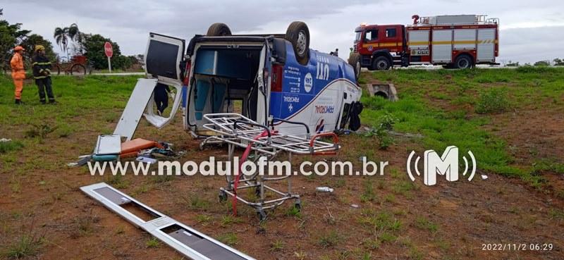 Ambulância com paciente oncológico capota e deixa duas pessoas feridas na BR-146 em Cruzeiro da Fortaleza